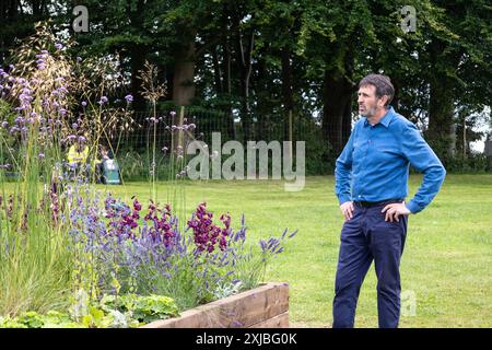 Adam Frost è stato girato al RHS Tatton Park Flower Show a Knutsford, Cheshire, Regno Unito il 17 luglio 2024 per il programma televisivo Gardeners World Presenting t Foto Stock