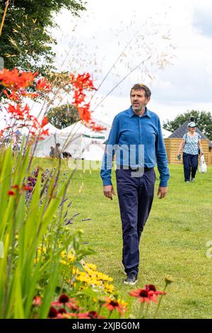 Adam Frost è stato girato al RHS Tatton Park Flower Show a Knutsford, Cheshire, Regno Unito il 17 luglio 2024 per il programma televisivo Gardeners World Presenting t Foto Stock