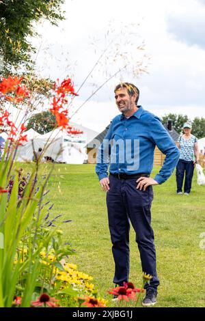 Adam Frost è stato girato al RHS Tatton Park Flower Show a Knutsford, Cheshire, Regno Unito il 17 luglio 2024 per il programma televisivo Gardeners World Presenting Foto Stock