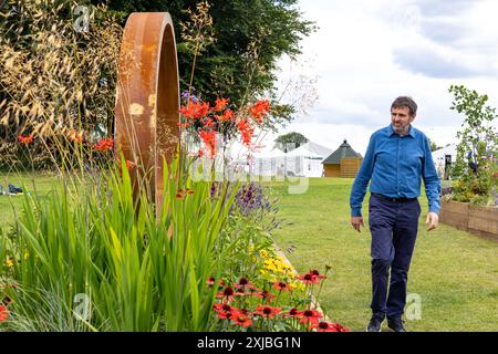 Adam Frost è stato girato al RHS Tatton Park Flower Show a Knutsford, Cheshire, Regno Unito il 17 luglio 2024 per il programma televisivo Gardeners World Presenting Foto Stock