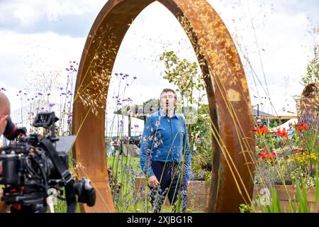 Adam Frost è stato girato al RHS Tatton Park Flower Show a Knutsford, Cheshire, Regno Unito il 17 luglio 2024 per il programma televisivo Gardeners World Presenting t Foto Stock