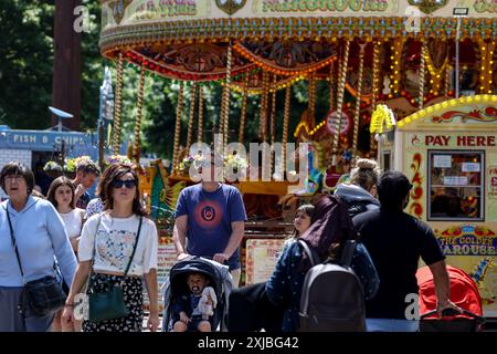 Londra, Regno Unito. 17 luglio 2024. L'agente di polizia si trova sulla strada per sorvegliare una parata di fronte a Westminster, Londra, Inghilterra, il 19 luglio 2024. (Foto di Dominika Zarzycka/Sipa USA) credito: SIPA USA/Alamy Live News Foto Stock