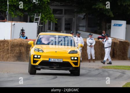 2024 Porsche Macan Turbo che sale la pista di arrampicata all'evento Motorsport Goodwood Festival of Speed 2024, West Sussex, Regno Unito Foto Stock