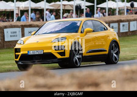 2024 Porsche Macan Turbo che sale la pista di arrampicata all'evento Motorsport Goodwood Festival of Speed 2024, West Sussex, Regno Unito Foto Stock