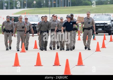 Florence Texas USA, 23 aprile 2024: Uomini e donne del Texas Department of Public Safety, truppe statali arrivano in una struttura di addestramento DPS per partecipare alla dodicesima competizione annuale Top Trooper. Gli ufficiali del DPS gareggiavano nella preparazione fisica, nel tiro, nella resistenza e nelle abilità di guida. Un totale di 120 soldati gareggiarono e ai due vincitori furono assegnati nuovi veicoli di pattuglia. ©Bob Daemmrich Foto Stock