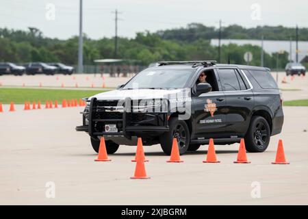 Florence Texas USA, 23 aprile 2024: Il trooper statale del Dipartimento della pubblica sicurezza del Texas guida un incrociatore DPS su un percorso ad ostacoli come parte della dodicesima competizione annuale Top Trooper. Gli ufficiali del DPS gareggiavano nella preparazione fisica, nel tiro, nella resistenza e nelle abilità di guida. Un totale di 120 soldati gareggiarono e ai due vincitori furono assegnati nuovi veicoli di pattuglia. ©Bob Daemmrich Foto Stock