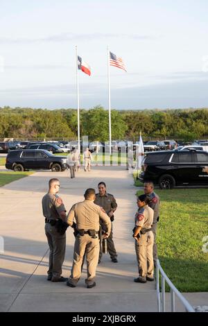 Florence Texas USA, 23 aprile 2024: Uomini e donne del Dipartimento di pubblica sicurezza del Texas chiacchierano in una struttura di addestramento DPS per partecipare al dodicesimo concorso annuale Top Trooper. Gli ufficiali del DPS gareggiavano nella preparazione fisica, nel tiro, nella resistenza e nelle abilità di guida. Un totale di 120 soldati gareggiarono e ai due vincitori furono assegnati nuovi veicoli di pattuglia. ©Bob Daemmrich Foto Stock