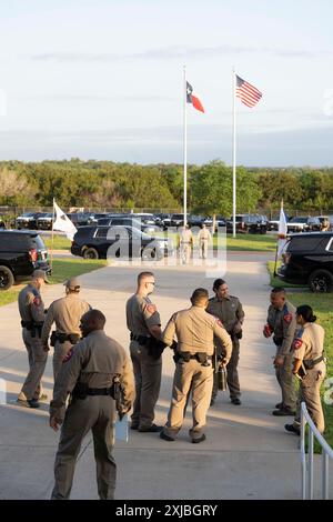 Florence Texas USA, 23 aprile 2024: Uomini e donne del Dipartimento di pubblica sicurezza del Texas chiacchierano in una struttura di addestramento DPS per partecipare al dodicesimo concorso annuale Top Trooper. Gli ufficiali del DPS gareggiavano nella preparazione fisica, nel tiro, nella resistenza e nelle abilità di guida. Un totale di 120 soldati gareggiarono e ai due vincitori furono assegnati nuovi veicoli di pattuglia. ©Bob Daemmrich Foto Stock