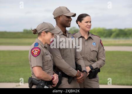 Florence, Texas USA, 23 aprile 2024: Le truppe statali in uniforme del Dipartimento di pubblica sicurezza del Texas prendono parte a un video promozionale sul sito del dodicesimo concorso annuale Top Trooper per per mostrare il meglio delle forze dell'ordine dello stato del Texas. Un totale di 120 soldati gareggiarono e ai due vincitori furono assegnati nuovi veicoli di pattuglia. ©Bob Daemmrich Foto Stock