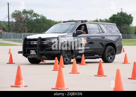 Florence Texas USA, 23 aprile 2024: Il trooper statale del Dipartimento della pubblica sicurezza del Texas guida un incrociatore DPS su un percorso ad ostacoli come parte della dodicesima competizione annuale Top Trooper. Gli ufficiali del DPS gareggiavano nella preparazione fisica, nel tiro, nella resistenza e nelle abilità di guida. Un totale di 120 soldati gareggiarono e ai due vincitori furono assegnati nuovi veicoli di pattuglia. ©Bob Daemmrich Foto Stock