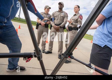 Florence, Texas USA, 23 aprile 2024: Le truppe statali in uniforme del Dipartimento di pubblica sicurezza del Texas prendono parte a un video promozionale sul sito del dodicesimo concorso annuale Top Trooper per per mostrare il meglio delle forze dell'ordine dello stato del Texas. Un totale di 120 soldati gareggiarono e ai due vincitori furono assegnati nuovi veicoli di pattuglia. ©Bob Daemmrich Foto Stock