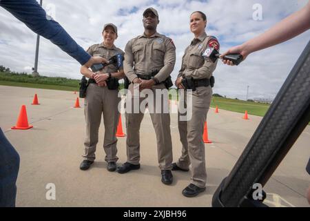 Florence, Texas USA, 23 aprile 2024: Le truppe statali in uniforme del Dipartimento di pubblica sicurezza del Texas prendono parte a un video promozionale sul sito del dodicesimo concorso annuale Top Trooper per per mostrare il meglio delle forze dell'ordine dello stato del Texas. Un totale di 120 soldati gareggiarono e ai due vincitori furono assegnati nuovi veicoli di pattuglia. ©Bob Daemmrich Foto Stock