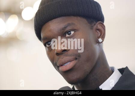 Dennis Schröder, Deutschland, Berlino, Schloss Bellevue, Basketball-Weltmeister erhalten Silbernes Lorbeerblatt von Bundespräsident Steinmeier *** Dennis Schröder, Germania, Berlino, Bellevue Palace, i campioni del mondo di pallacanestro ricevono una foglia d'alloro d'argento dal presidente federale Steinmeier Foto Stock