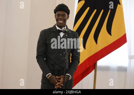 Dennis Schröder, Deutschland, Berlino, Schloss Bellevue, Basketball-Weltmeister erhalten Silbernes Lorbeerblatt von Bundespräsident Steinmeier *** Dennis Schröder, Germania, Berlino, Bellevue Palace, i campioni del mondo di pallacanestro ricevono una foglia d'alloro d'argento dal presidente federale Steinmeier Foto Stock