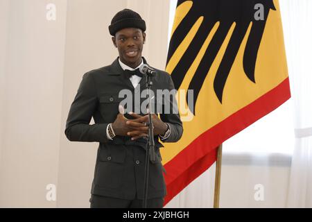 Dennis Schröder, Deutschland, Berlino, Schloss Bellevue, Basketball-Weltmeister erhalten Silbernes Lorbeerblatt von Bundespräsident Steinmeier *** Dennis Schröder, Germania, Berlino, Bellevue Palace, i campioni del mondo di pallacanestro ricevono una foglia d'alloro d'argento dal presidente federale Steinmeier Foto Stock