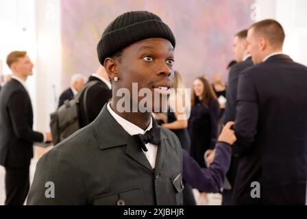 Dennis Schröder, Deutschland, Berlino, Schloss Bellevue, Basketball-Weltmeister erhalten Silbernes Lorbeerblatt von Bundespräsident Steinmeier *** Dennis Schröder, Germania, Berlino, Bellevue Palace, i campioni del mondo di pallacanestro ricevono una foglia d'alloro d'argento dal presidente federale Steinmeier Foto Stock