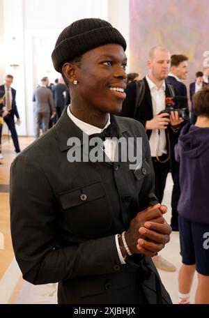 Dennis Schröder, Deutschland, Berlino, Schloss Bellevue, Basketball-Weltmeister erhalten Silbernes Lorbeerblatt von Bundespräsident Steinmeier *** Dennis Schröder, Germania, Berlino, Bellevue Palace, i campioni del mondo di pallacanestro ricevono una foglia d'alloro d'argento dal presidente federale Steinmeier Foto Stock