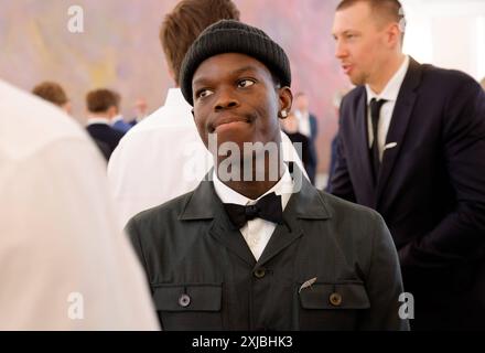 Dennis Schröder, Deutschland, Berlino, Schloss Bellevue, Basketball-Weltmeister erhalten Silbernes Lorbeerblatt von Bundespräsident Steinmeier *** Dennis Schröder, Germania, Berlino, Bellevue Palace, i campioni del mondo di pallacanestro ricevono una foglia d'alloro d'argento dal presidente federale Steinmeier Foto Stock