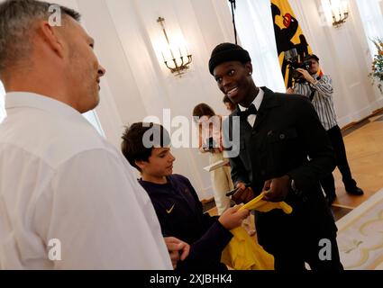 Dennis Schröder, Deutschland, Berlino, Schloss Bellevue, Basketball-Weltmeister erhalten Silbernes Lorbeerblatt von Bundespräsident Steinmeier *** Dennis Schröder, Germania, Berlino, Bellevue Palace, i campioni del mondo di pallacanestro ricevono una foglia d'alloro d'argento dal presidente federale Steinmeier Foto Stock