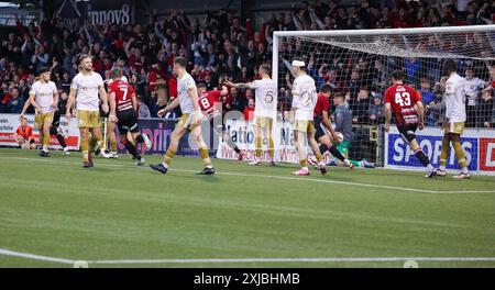 Seaview Stadium, Belfast, Irlanda del Nord, Regno Unito. 17 luglio 2024. Qualificazione UEFA Europa Conference League primo turno (seconda tappa) – Crusaders contro Caernarfon Town. Azione della partita di stasera al Seaview. (Crociati in rosso). Daniel Larmour (20) tira indietro un secondo goal per i Crociati. Crediti: CAZIMB/Alamy Live News. Foto Stock