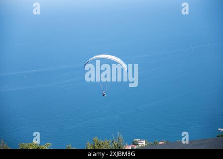 Parapendio paracadutista decolla da Cliff Foto Stock