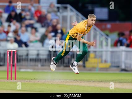 17 luglio 2024; Emirates Old Trafford Cricket Ground, Manchester, Inghilterra; Vitality Blast T20 League Cricket, Lancashire Lightning contro Nottinghamshire Outlaws; Olly Stone del Nottingham Outlaws bowling Foto Stock