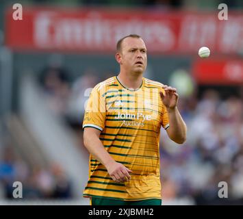 17 luglio 2024; Emirates Old Trafford Cricket Ground, Manchester, Inghilterra; Vitality Blast T20 League Cricket, Lancashire Lightning contro Nottinghamshire Outlaws; Luke Fletcher del Nottingham Outlaws bowling Foto Stock