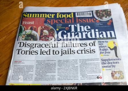 I fallimenti vergognosi dei conservatori hanno portato alla crisi delle carceri, titolo del quotidiano Guardian, prima pagina, prigioni governative Tory articolo 13 luglio 2024 Londra Regno Unito Foto Stock