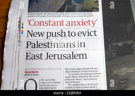 "Ansia costante" nuova spinta per sfrattare i palestinesi a Gerusalemme Est, titolo del quotidiano The Guardian Israel Middle East tensions articolo 13 luglio 2024 Regno Unito Foto Stock