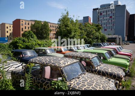 Le Trabant sono prodotte tra il 1957 e il 1991 dalla VEB Sachsenring Automobilwerke Zwickau, azienda produttrice di automobili della Germania Est, utilizzata per viaggi turistici a Berlino. Foto Stock