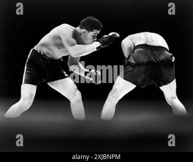 Il pugile americano Joe Louis cerca l'apertura durante una partita di pugilato con il pugile tedesco Max Schmeling, Yankee Stadium, Bronx, New York City, New York, USA, New York World-Telegram e The Sun Newspaper Photograph Collection, giugno 19,1936 Foto Stock