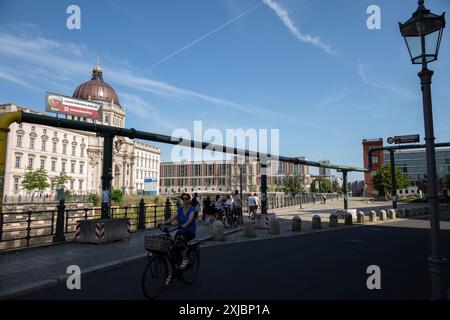 Schinkelplatz a Berlino, in Germania, prende il nome da Karl Friedrich Schinkel che si affaccia sul fiume Sprea e sul Museo d'Arte Asiatica, Germania, Europa Foto Stock