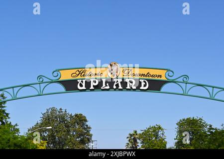 UPLAND, CALIFORNIA - 14 LUGLIO 2024: Il centro storico di Upland si affaccia sulla East 9th Street Foto Stock