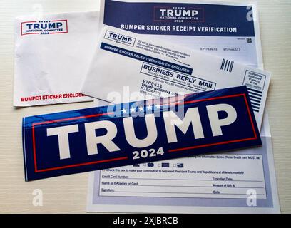 Campagna di donazione di Still Life of Donald J. Trump con un adesivo "Trump 2024", Stati Uniti Foto Stock