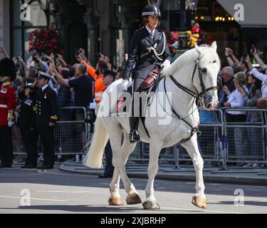 Londra, 17 luglio 2024. Un agente di polizia a cavallo, prima della processione. Re Carlo III e la regina Camilla viaggiano in un pullman di stato, scortati da un sovrano Escort of the Household Cavalry, per il discorso del re e l'apertura del Parlamento, il principale evento cerimoniale nel calendario parlamentare, il primo giorno della sessione. Crediti: Imageplotter/Alamy Live News Foto Stock
