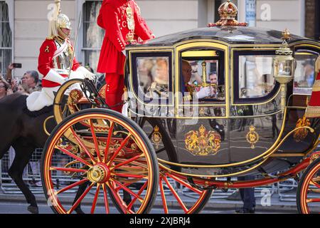 Londra, 17 luglio 2024. La Corona Imperiale di Stato, il Cap of Maintenance e la grande Spada di Stato arrivano nella loro carrozza per il discorso del Re e l'apertura dello Stato del Parlamento, il principale evento cerimoniale nel calendario parlamentare, il primo giorno della sessione. Crediti: Imageplotter/Alamy Live News Foto Stock