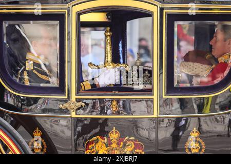 Londra, 17 luglio 2024. La Corona Imperiale di Stato, il Cap of Maintenance e la grande Spada di Stato arrivano nella loro carrozza per il discorso del Re e l'apertura dello Stato del Parlamento, il principale evento cerimoniale nel calendario parlamentare, il primo giorno della sessione. Crediti: Imageplotter/Alamy Live News Foto Stock