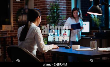 Manager che organizza la riunione aziendale in videocall, discutendo con i dipendenti che lavorano in remoto da casa. Team leader che parla in videoconferenza aziendale in telelavoro in remoto con i dipendenti Foto Stock