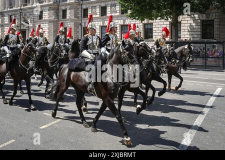 Londra, 17 luglio 2024. I membri dei Blues e dei Royals prendono parte alla processione. Re Carlo III e la regina Camilla viaggiano in un pullman di stato, scortati da un sovrano Escort of the Household Cavalry, per il discorso del re e l'apertura del Parlamento, il principale evento cerimoniale nel calendario parlamentare, il primo giorno della sessione. Crediti: Imageplotter/Alamy Live News Foto Stock