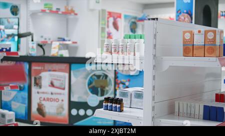 Farmacia vuota con scaffali pieni di pillole e prodotti farmaceutici per i clienti. Farmacia con vitamine, farmaci da prescrizione, antibiotici e antidolorifici in vendita. Servizio di assistenza benessere. Foto Stock