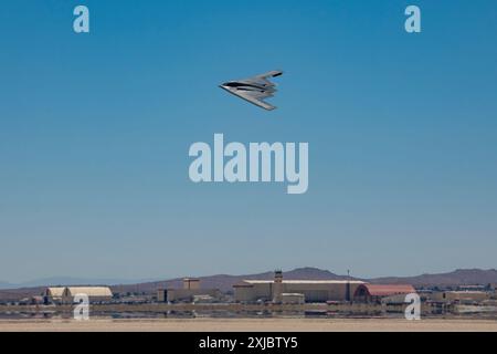 Un B-2 Spirit assegnato al 419th Flight test Squadron, conduce test di volo sopra Rogers Dry Lake sulla Edwards Air Force base, California, 27 luglio 2023. (Foto aeronautica di Giancarlo Casem) Foto Stock