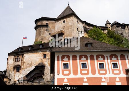 Castello di Orava-Slovacchia-07.07.2024: castello su una montagna tra foglie verdi Foto Stock