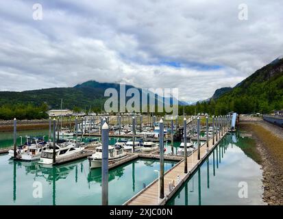 Il porticciolo di Skagway, Alaska, sotto le nuvole mattutine all'inizio dell'estate Foto Stock