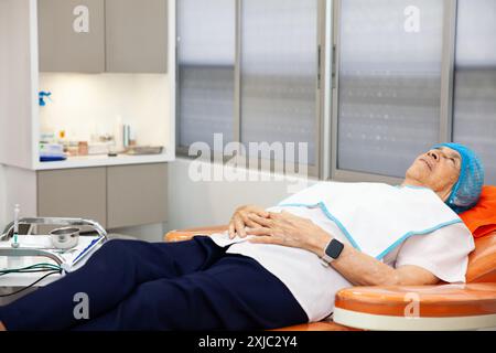 Paziente adulto anziano presso l'ufficio dermatologi in fase di preparazione per una procedura bioptica. Foto Stock