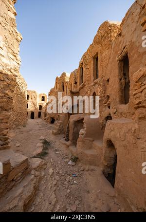 Granai del villaggio fortificato berbero, noto come ksar. Ksar Mgabla, Tataouine, Tunisia Foto Stock