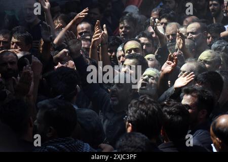 Srinagar, India. 17 luglio 2024. Srinagar, Kashmir, India, il 17 luglio 2024: I musulmani sciiti del Kashmir partecipano a una processione religiosa il decimo giorno di Ashura. I musulmani osservano Ashura, che cade il decimo giorno del mese di Muharram, per ricordare il martirio di Imam Hussein, nipote del profeta Maometto, ucciso nella battaglia di Karbala nel 680 d.C. in Iraq. Foto di Danish Showkat/Sipa USA. Crediti: SIPA USA/Alamy Live News Foto Stock