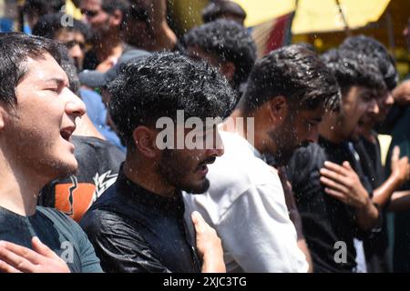 Srinagar, India. 17 luglio 2024. Srinagar, Kashmir, India, il 17 luglio 2024: I musulmani sciiti del Kashmir partecipano a una processione religiosa il decimo giorno di Ashura. I musulmani osservano Ashura, che cade il decimo giorno del mese di Muharram, per ricordare il martirio di Imam Hussein, nipote del profeta Maometto, ucciso nella battaglia di Karbala nel 680 d.C. in Iraq. Foto di Danish Showkat/Sipa USA credito: SIPA USA/Alamy Live News Foto Stock