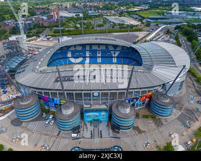 Immagine aerea dello stadio Etihad di Manchester City, mentre i lavori di costruzione continuano ad estendere la tribuna nord. 17 luglio 2024. Foto Stock