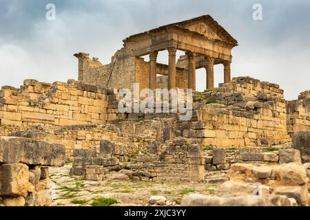 Resti del Campidoglio tra le rovine dell'antica Dougga in Tunisia Foto Stock