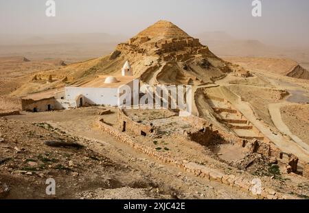 Villaggio deserto di Ksar Guermessa con moschea bianca in Tunisia Foto Stock
